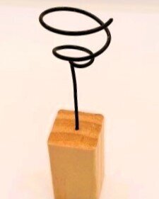 Soporte decorativo para plantas del aire - taco de madera y alambre
